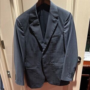 Gray Sport Coat with Notch Lapel and Structured Shoulders